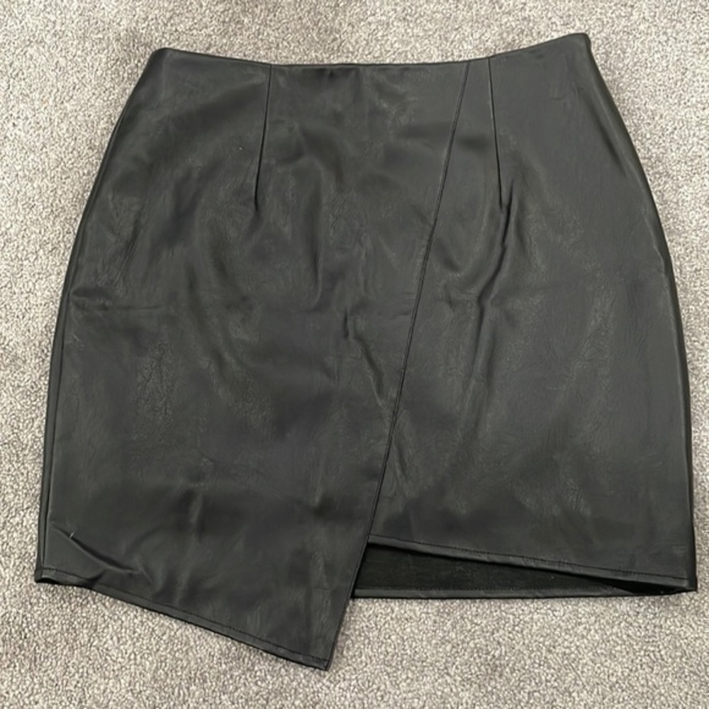 Women’s faux leather skirt